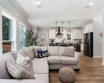 New Home, Dock, Home Theatre Projector, Hot Tub, Fire Pit, Kayaks - Winchester - Sala de estar
