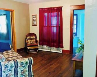 Riverview Bunkhouse - Ord - Living room
