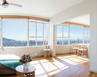 On Top Of Cape Town! Drink Wine With A Dream View, Calm, Lovingly Furnished! - Ciudad del Cabo - Balcón