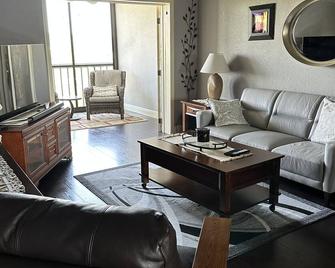 Warm Weather Hideaway - فورت ميرس - غرفة معيشة