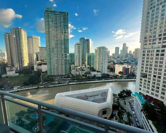 Aveline Suites Cozy Skyline View Acqua Private Residences Near Rockwell Makati - Manila - Balcó