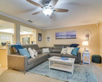 Private Pool, Slide and Treehouse Largo Retreat - Largo - Living room
