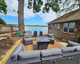 Tichigan Lake House - Pontoon Boat & Fire Pit - Dog Friendly - Newly Renovated - Waterford - Patio