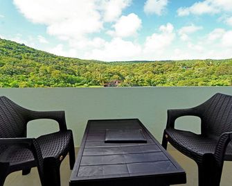 Treebo SS Residency Mountain View with Swimming Pool - Dāpoli - Balcón