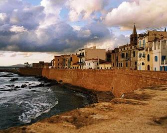 Beautiful cottage just renovated a few steps from the sea - Algueiro - Edifício