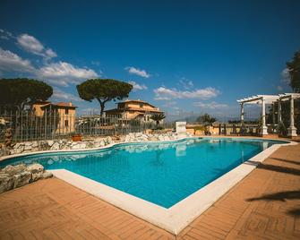 Twins 1 - Torre Gaia - Piscina