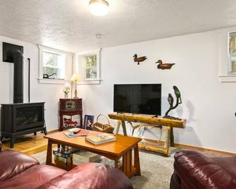 Bo360 Old West Abode with Hot Tub and Sauna - Billings - Living room