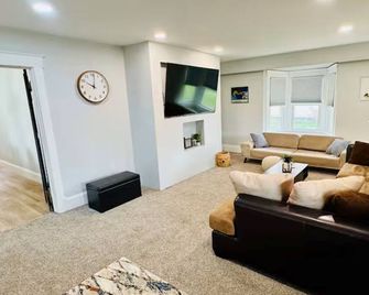 The Craftsman on Oak - Indiana - Living room