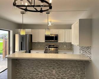 Beautifully redone Townhome Near Everything in West Palm Beach - West Palm Beach