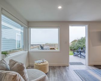 Beautifully Updated Oceanfront Cottage with a Hot Tub in Downtown, Beach Access! - Rockaway Beach - Living room