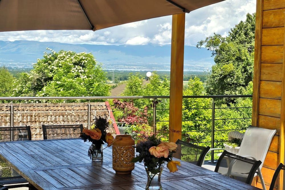 Wooden house between lake and mountains with indoor pool - Saint-Cergues - Balkon