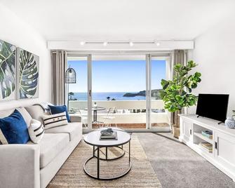 Stunning Ocean Views With Manly At Your Doorstep - Manly - Living room