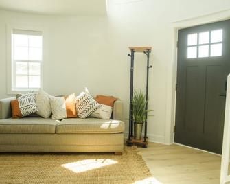 Unique stay in a modern grain bin home 2 miles from the famous hot pools! - Lava Hot Springs - Living room