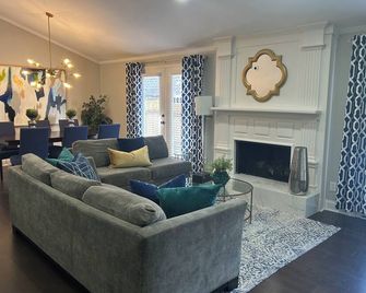 Charming 3-bedroom ranch home, back deck, close to ATL, in peaceful Norcross - Norcross - Living room