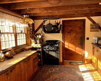 Year Round Mountain Retreat - Putney - Cocina