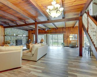 Lawrenceville Gem w/ Boat Dock on Private Lake! - Lawrenceville - Phòng khách