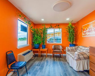 Regency Inn By OYO Rockdale Tx - Rockdale - Front desk
