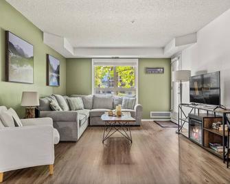 Sage Cove | Outdoor Pool & Hot Tub | Walkout Patio - Invermere - Huiskamer