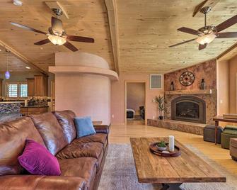 5 Mi to Butte Creek Trail Prescott Home with Deck! - Prescott - Sala de estar