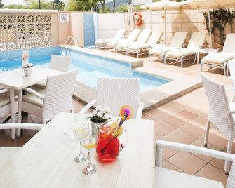 Martinez Apartments - Palma Nova - Pool