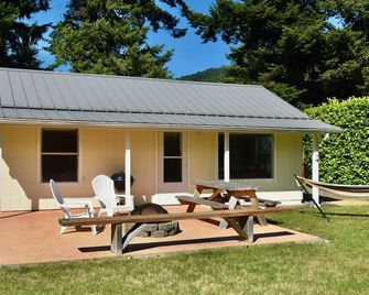 Sunny Cabin on the Rogue River at Gold Beach - Gold Beach - Patio