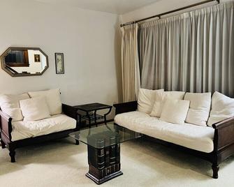 Cozy home ready for comfy stay! Walking distance to Franciscan, shops, etc. - Steubenville