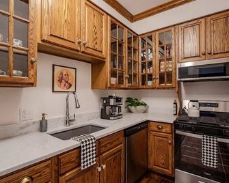 Akrons Werner House Historic 4 Bedroom Luxury - Akron - Kitchen