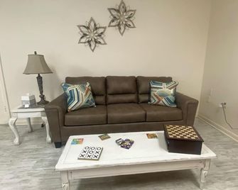 Twin Oaks- Barn Apartment - Morgan City - Wohnzimmer