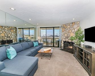 G32 - Harbor Cottage - On-the-Sand - Oceanside - Living room