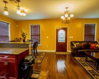 Cozy Uptown Carrollton Home - 3 Miles to the Superdome! - Nueva Orleans - Sala de estar