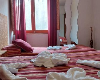 Huge 3 Bedrooms Balcony Flat for 8 pax - Seia - Habitación