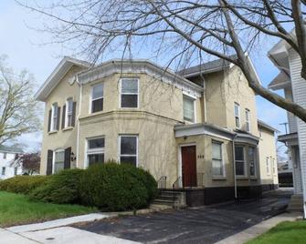 Expansive 1-Bedroom Apartment with Large Rooms and Dedicated Workspaces - Jackson - Building