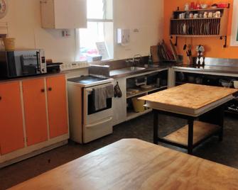 Abel's Central Backpackers - Nelson - Kitchen