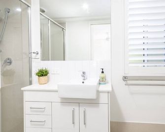 Modern Beachside Escape - Woorim - Bathroom