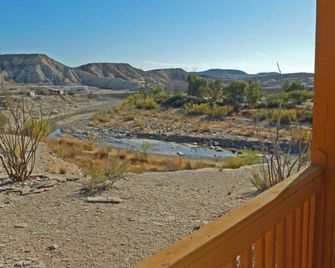 Sherris Terlingua Cabin On The Creek: Conveniently Located 'tiny House With Easy Access - Terlingua - Balcony