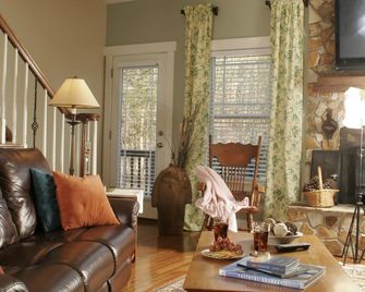 Seven Oaks Bed & Breakfast - High Point - Salon