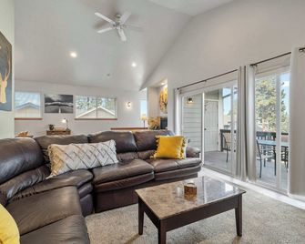 Taft at Old Mill - Pet-friendly & Near Downtown - Bend - Living room