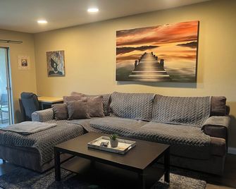 5 Minutes from Six Flags & 30 minutes from Los Angeles - Valencia - Living room
