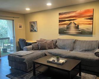 5 Minutes from Six Flags & 30 minutes from Los Angeles - Valencia - Living room