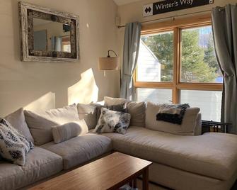 2BR Ski in/ski out Snowbrook condo. - Carrabassett Valley - Living room
