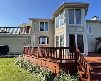 Exquisite Getaway Basement Suite in Serene Glenview - Glenview - Building