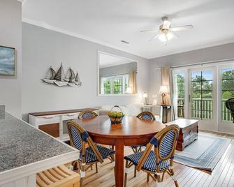 2nd-floor retreat with screened porch, shared pool, WiFi, central AC & elevator - Folly Beach - Comedor