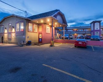 Canadas Best Value Inn Chinook Station - קלגרי - בניין
