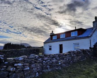 Badluarach Sea View - a cottage that sleeps 5 guests in 3 bedrooms - Dundonnell - Building