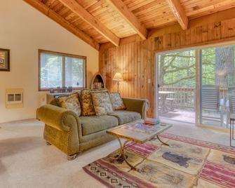 Big Bear River Retreat - Welches - Sala de estar