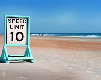 Pirates Cove Condo Unit #704 - Daytona Beach Shores - Playa