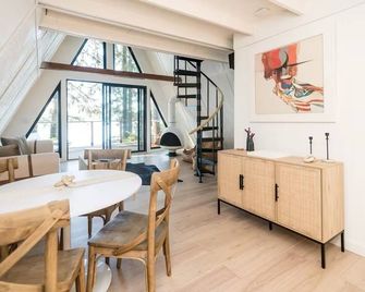 New! Cozy Waterfront A-Frame, Private Beach, Pet Friendly. - Olympia - Dining room