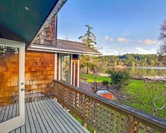 Pet-Friendly home w/ Hot Tub (Mitchell Bay Shores) - Friday Harbor - Balcón