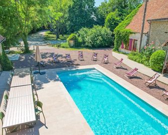 So Villa Gite passe vite - Vivoin - Zwembad