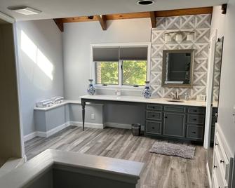 Villa on a hill with indoor heated salt water pool - Boyertown - Kitchen